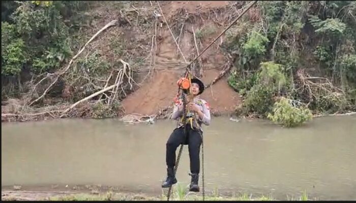 POLRI GERAK CEPAT RESPON PIDATO PRESIDEN PRABOWO, SATBRIMOBDA SULSEL BANGUN JEMBATAN GANTUNG DI SOPPENG