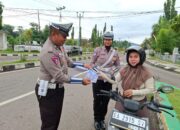 Sat Lantas Polres Bima Kota Bagikan Brosur Keselamatan Berlalu Lintas kepada Pengendara