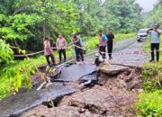 Akibat curah hujan tinggi ruas jalan amblas tidak bisa dilalui, Polsek Sekongkang memasang garis Pengaman