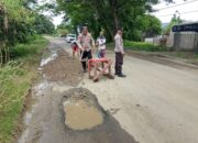 Demi Keselamatan Pengguna Jalan, Polsek Maluk Lakukan Penimbunan Jalan Berlubang