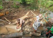 TNI-Polri Di Moyo Hilir Kompak Bersama Masyarakat Gotong Royong Bersihkan Sampah Di Jembatan