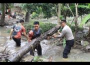 Polres Loteng Bersihkan Sisa Material Pasca Banjir di Pujut.