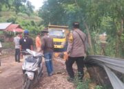 Akibat Angin Kencang, Bhabinkamtibmas Desa Mantun Lakukan Gotong Royong Bersihkan Rumah Warga