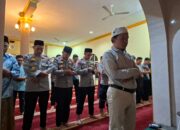 Kapolres Loteng Laksanakan Sholat Tarawih Bersama Masyarakat, Wujud Kehadiran Polri Selama Ramadan