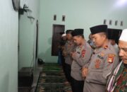 Kapolres Loteng Laksanakan Sholat Tarawih Bersama Masyarakat di Praya Tengah