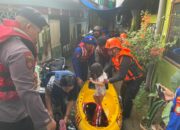 Polda Metro Jaya Bantu Evakuasi Warga Terdampak Banjir di Jatinegara