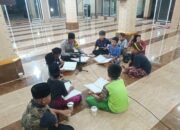 Bhabinkamtibmas Desa Kalimantong Ajak Anak-anak Cinta Al-Qur’an dengan Tadarus Bersama