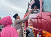 Tebar Kebaikan di Ramadhan Penuh Magfirah, Kapolres Bima Kota Bersama Bhayangkari Berbagi Takjil