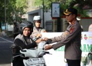 Polres Dompu Berbagi Berkah Ramadhan, Waka Polres dan Kasat Lantas Pimpin Pembagian Takjil