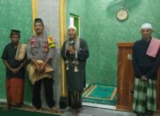 Babinkamtibmas Bripka Herianto Sambang dan Solat Taraweh Berjamaah di Masjid Al-Istiqomah Berikan Pesan Kamtibmas