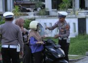 Berkah Ramadhan, Sat Lantas Polres Sumbawa Barat Bagikan Takjil kepada Masyarakat