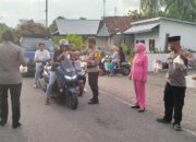 Personel Polsek Alas dan Alas Barat Bersama Bhayangkari Bagikan Takjil kepada Masyarakat