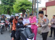 Kapolres Sumbawa Bersama Bhayangkari Berbagi Takjil kepada Masyarakat