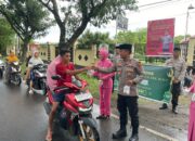 Polsek Rhee Bagikan Takjil kepada Masyarakat Jelang Berbuka