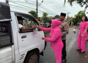 Polsek Labuhan Badas Bagikan Takjil untuk Masyarakat Jelang Berbuka