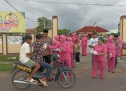 Polsek Sumbawa Bagikan Takjil kepada Masyarakat di Bulan Ramadan