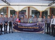 Kapolres Sumbawa Barat Serahkan Zakat Fitrah Secara Simbolis kepada Masyarakat Penerima Zakat
