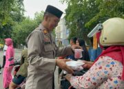 Humas Polres Dompu Bagikan Takjil, Wujud Kepedulian di Bulan Suci
