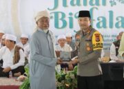 Halal Bihalal di Ponpes Manhalul Ma’arif, Kapolres Loteng Sumbang Al-quran Dan Semen.