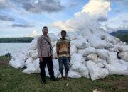 Pemantauan Panen Jagung oleh Bhabinkamtibmas Desa Mbuju dalam Rangka Mendukung Program Ketahanan Pangan Nasional