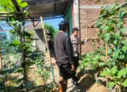 Dorong Ketahanan Pangan, Bhabinkamtibmas Desaloka Dampingi Warga Kelola Lahan Pangan Bergizi