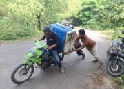 Potret Empati Personil Polsek Rasbar: Bantu Dorong Motor Penjual Rujak, Wujud Nyata Polisi untuk Masyarakat