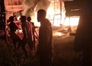 Personel Polsek Parado dan Masyarakat Bantu Padamkan Kebakaran Rumah di Desa Parado Kuta