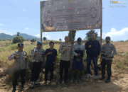 Kapolsek Lape Pimpin Langsung Pemasangan Banner Himbauan Stop Tambang Ilegal di Bukit Labaong