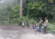 Bhabinkamtibmas Batu Lanteh Dampingi Gotong Royong Perbaikan Jalan Rusak di Desa Batu Dulang