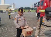 Personel Polri Sigap Bersih-bersih Kawasan Monas Usai May Day Fiesta