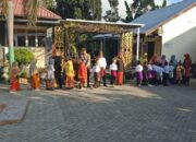 Peringati Hardiknas 2025, Bhabinkamtibmas Tapir Ikut Upacara di SDN Tapir: Wujud Nyata Kepedulian Terhadap Pendidikan