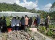 Bhabinkamtibmas Desa Beru Turut dalam Pemakaman Warga di Desa Binaannya