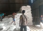 Bhabinkamtibmas Polsek Woja Kawal Ketat Droping Jagung Petani ke Bulog Silo Manggelewa