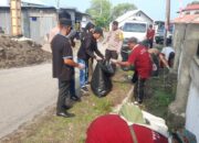 Jumat Bersih, Bhabinkamtibmas Desa Daha Ajak Warga Jaga Kamtibmas