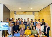 Bhabinkamtibmas Desa Sekongkang Bawah bersama Tiga Pilar dan Masyarakat “Ngopi Desa”, Bahas Penguatan Pariwisata dan Keamanan Wisatawan