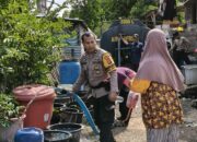 Polri Untuk Masyarakat, Bhabinkamtibmas Polsek Woha dan Satsamapta Polres Bima Salurkan 5000 Liter Air Bersih di Desa Kalampa