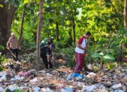 Kapolsek Batulanteh Turut Serta Kegiatan Gotong Royong Rutin di Simpang Kelungkung
