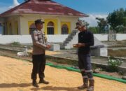 Bhabinkamtibmas Desa Daha Pantau Kegiatan Jemur Jagung Warga dalam Rangka Dukung Ketahanan Pangan Nasional