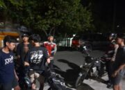 Anggota Piket Jaga Polsek Sekongkang Laksanakan Patroli Dialogis HEBAT di Desa Kemuning