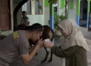 Kapolres Loteng Salurkan Hewan Kurban ke Yayasan Ponpes Qomarul Huda Bagu.