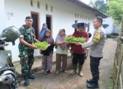 Bhabinkamtibmas Desa Lendang Ara Polsek Kopang Salurkan Bibit Terong Kepada Warga