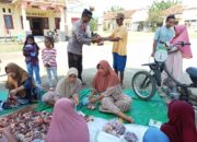 Wujud Kepedulian Polri: Polsek Kilo Salurkan Daging Qurban untuk Puluhan Warga Kurang Mampu