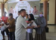 Kapolres Sumbawa Barat Secara Simbolis Bagikan Daging Kurban kepada Masyarakat