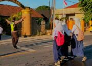 Polsek Seteluk Amankan Pelajar Menyeberang Jalan, Wujudkan Rasa Aman bagi Pelajar
