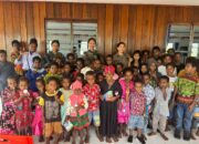 Srikandi Polri Ops Damai Cartenz-2025 Tebar Damai Lewat Ibadah Bersama Anak-anak di Gereja GPDI Yericho Nogolait Kandego, Nduga