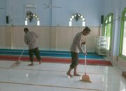 Bhakti Religi, Menyongsong HUT Bhayangkara Ke-79, Polsek Monta Bersihkan Masjid Al-Said Desa Tangga