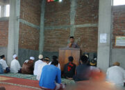 Kapolsek Pekat sampaikan pesan kamtibmas dalam giat Jum’at keliling di Masjid Al Imran