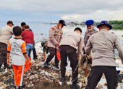 Sambut Hari Bhayangkara ke-79, Polsek Kawasan dan Sat Polairud Gelar Bakti Sosial Pembersihan Teluk Bima