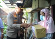 Kapolres Sumbawa Salurkan Bansos, Ajak Bhabinkamtibmas Konvoi dan Sambangi Warga