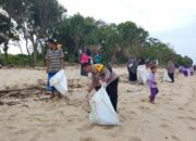 Peduli Alam, Bhabinkamtibmas Desa Tatar bersama Tiga Pilar dan Warga Kompak Bersihkan Pantai Teluk Barunut